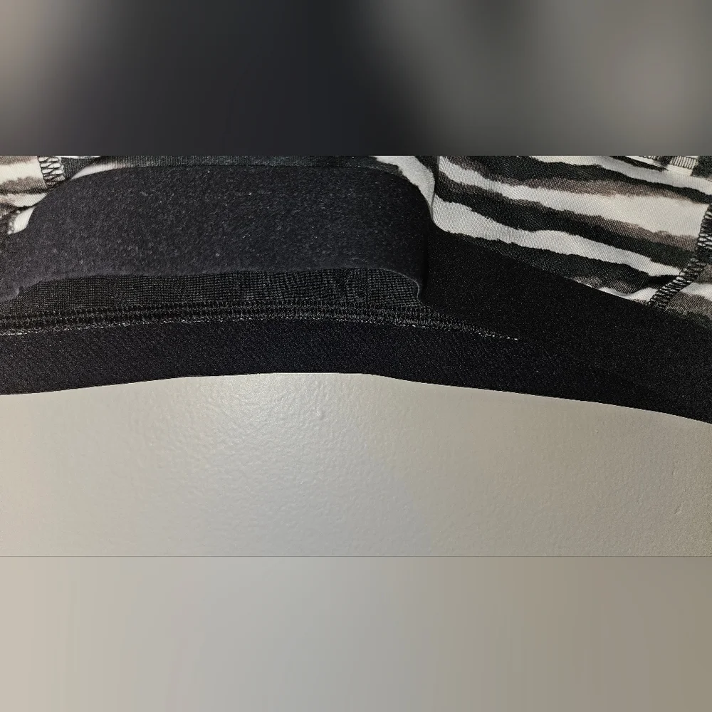 Nike Dry Fit Racerback Sports Bra Black & White Tiger‎ Stripe Size Medium